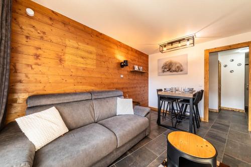 un salon avec un canapé et une table dans l'établissement Le Repere - IMMODREAMS - Avoriaz, à Avoriaz