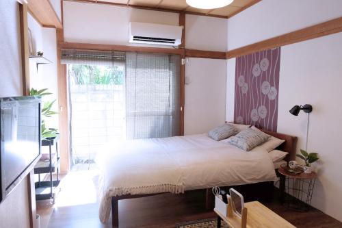 a bedroom with a bed and a window at green park heights - Vacation STAY 15683 in Musashino
