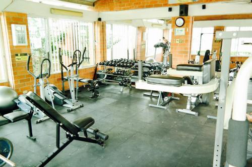 een fitnessruimte met een stel stoelen en machines bij Apto y PH amplios, 3 a 4 alcobas, vista y turismo - Cacique in Bucaramanga