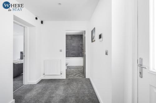 um corredor com uma porta que leva a uma casa de banho em Bright 2bed Apartment in Worksop em Worksop