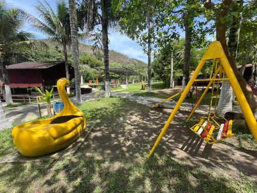 um pato de borracha amarelo num parque infantil com um baloiço em Pesque pague pousada do Carlinho em Pinheiral