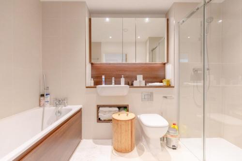 a bathroom with a toilet and a shower at Stunning 1bedroom Flat wBalcony - Surrey Quays! in London