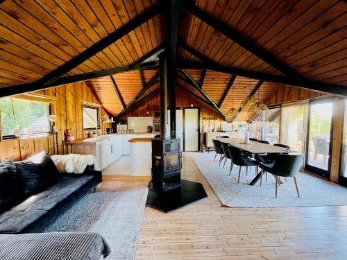 Il comprend un salon avec un canapé et une table. dans l'établissement Chalet - Kleines Paradies -, à Appenzell