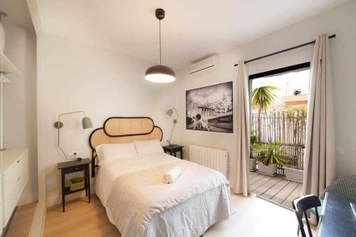 una camera da letto con un letto e una grande finestra di Renovación total post-covid Netflix, Piscina a Las Pajanosas