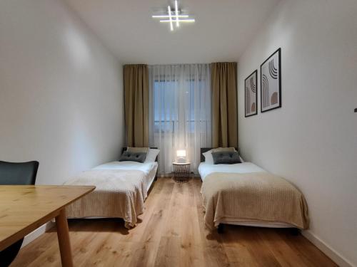 Un pat sau paturi într-o cameră la ApartamentySnu, Bulwary II z parkingiem