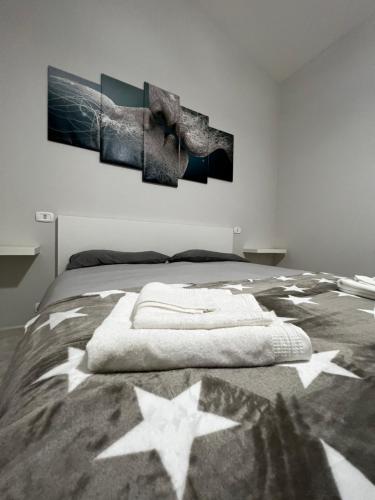 ein Schlafzimmer mit einem Bett mit Sternen drauf in der Unterkunft DR HOUSE in Airola
