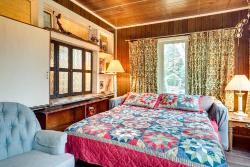 - une chambre avec un lit, une chaise et une fenêtre dans l'établissement Charming Watersmeet Cabin with Dock on Kitty Island!, à Watersmeet