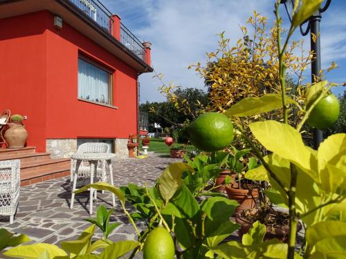 a patio with a red building and a table and chairs at B&B Spring in Perugia