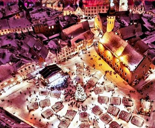 una vista aérea de un mercado de Navidad en una ciudad en Medieval unit with sauna, en Tallin
