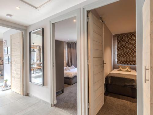 une chambre avec un lit et un miroir dans l'établissement Appartement rénové 3 pièces avec balcons, proche pistes et centre de Morzine - FR-1-754-68, à Morzine