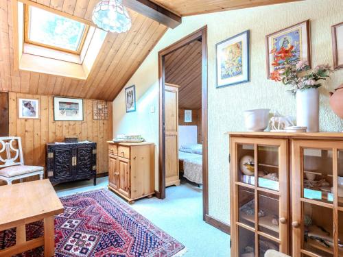 - un salon avec une lucarne dans une maison dans l'établissement Duplex confortable pour 9 pers à 500m du centre de Morzine, proche des pistes, avec balcon et parking - FR-1-754-63, à Morzine