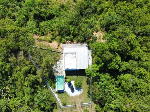 an overhead view of a house in the middle of a forest at Cabaña Campestre con Piscina en la Hacienda Nápoles in Doradal