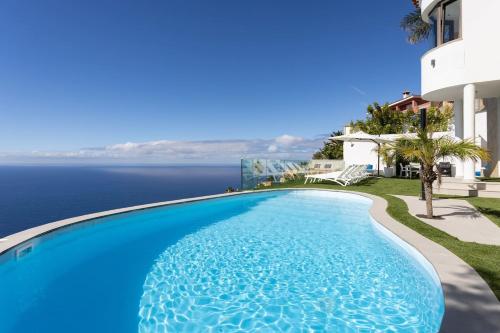 basen z widokiem na ocean w obiekcie Villa Canela w mieście Sauzal