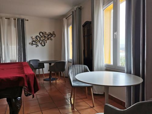 d'une salle à manger avec une table, des chaises et une fenêtre. dans l'établissement A Flor da Rosa, à Vila Nova de Foz Coa