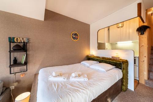 une chambre avec un lit avec deux serviettes dessus dans l'établissement Le Cairn, à Avoriaz