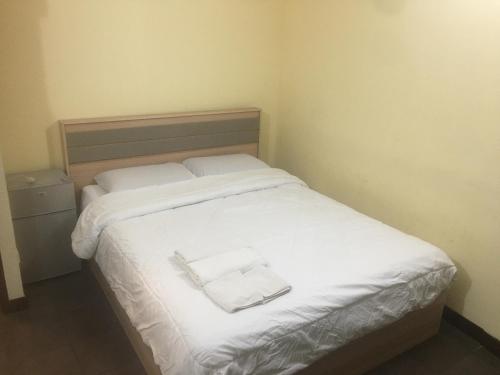 芭達雅南區的住宿－GUNG Apartment，床上有两条白色毛巾