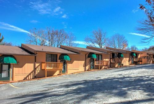 rząd budynków z zielonymi markizami w obiekcie Cedar Village Condominiums w mieście Beech Mountain