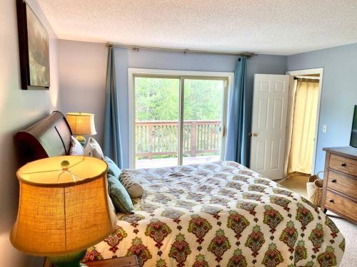 布列敦森林的住宿－Bretton Woods Townhome, Views, 1Gig WiFi, Spacious，一间卧室设有一张床和一个窗口