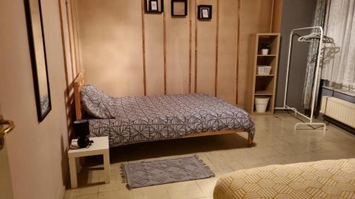 Dormitorio pequeño con cama y mesa en COSY APPARTMENT 3 BEDSROOM, en Amberes