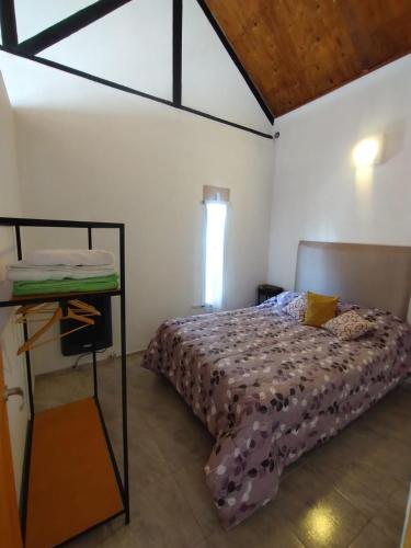 1 dormitorio con 1 cama en una habitación con ventana en en patagonia... en Trevelín