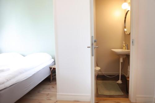 um quarto com uma cama e um lavatório em Övermark Bed & Breakfast 