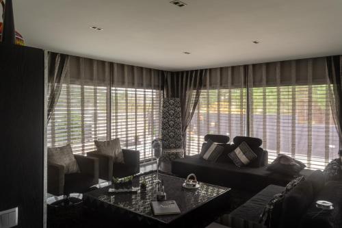 sala de estar con sofá y mesa en Cabeço - Luxury House and Living, en Monte Redondo