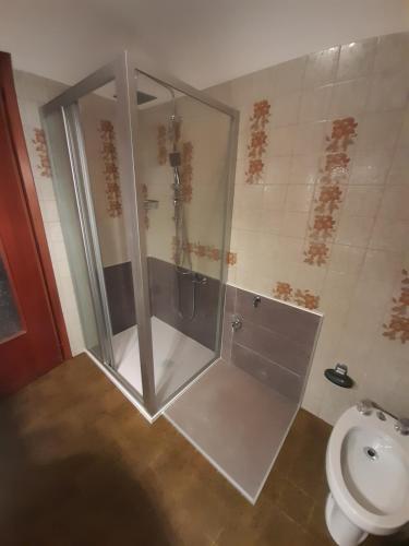 uma cabina de duche na casa de banho com WC em Casa vacanze Gianluca em Aosta