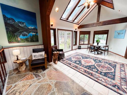 een woonkamer met een groot tapijt op de vloer bij Cityside Big Mountain Lodge in Whitefish