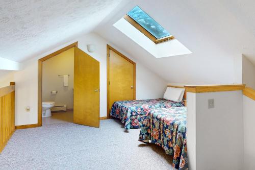 1 dormitorio con 2 camas y tragaluz en Golf and Mountain Jewel Bug, en North Woodstock