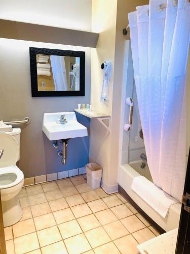 Bilik mandi di Super 8 by Wyndham Dodge City