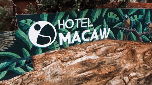 una señal para un hotel cambazon en una rama de árbol en Hotel Macaw Cúcuta, en Cúcuta