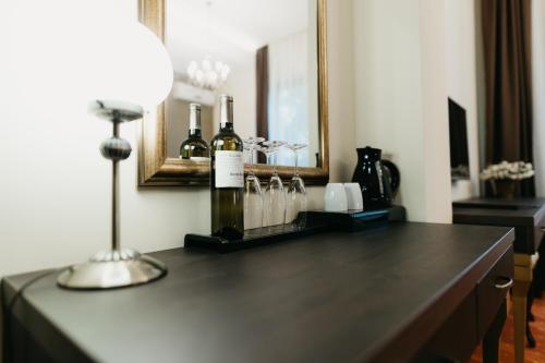 Perla Palić italokat is kínál