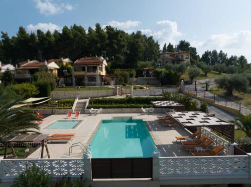 シビリにあるAracelia villas with private poolのスイミングプールと家のあるリゾート