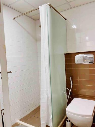 ラス・アル・ハイマにあるSunshineのシャワーとトイレ付きのバスルーム
