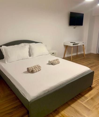 ein Schlafzimmer mit einem Bett mit zwei Gläsern darauf in der Unterkunft Studio AGG Bucharest in Bukarest