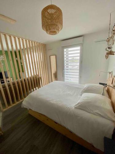 Un pat sau paturi într-o cameră la Le porte bonheur