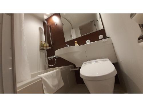 een kleine badkamer met een toilet en een wastafel bij ＨＯＴＥＬ ＷＩＮ - Vacation STAY 72249v in Imari