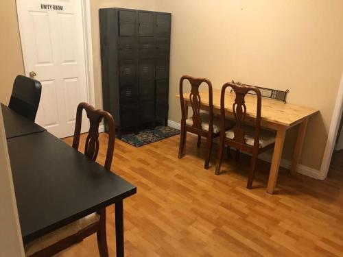 Un comedor con mesa y sillas de madera. en Zen Home, en Santa Ana