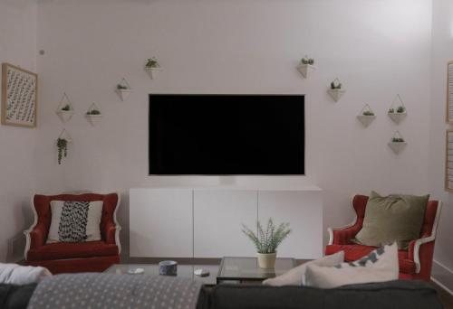 salon z telewizorem z płaskim ekranem na ścianie w obiekcie Clinton House - Master w mieście Lafayette