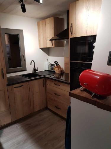 Dapur atau dapur kecil di Gite Au chalet de Mélines