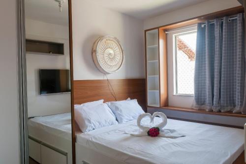 um quarto com uma cama com uma decoração de coração em Apto em cond c piscina a 2min da praia VJG301 em Ilhéus