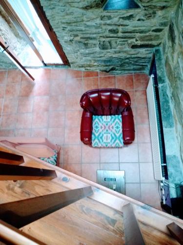 a leather chair sitting on a wall in a room at Casa Pacios by M de Santiago in Tríacastela