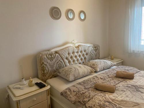 - une chambre avec un lit, une chaise et une table dans l'établissement Kruna apartman, à Banja Luka