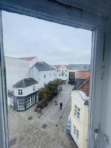 desde una ventana de una calle con edificios en aday - Enchanting 2 bedroom apartment in the heart of Aalborg, en Aalborg