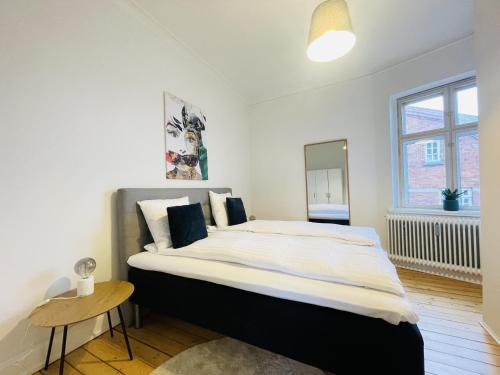 aday - Enchanting 2 bedroom apartment in the heart of Aalborg 객실 침대