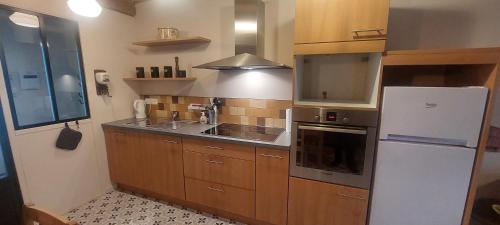 A kitchen or kitchenette at La grange du Moulin