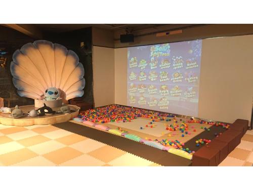 eine Bühne mit einem großen Kuchen mit Streuseln drauf in der Unterkunft Yamashiro Onsen Yuzankaku - Vacation STAY 86433v in Kaga