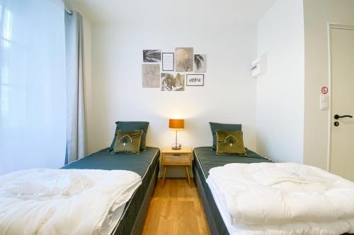 twee bedden naast elkaar in een kamer bij Au Coeur de l'Essentiel 4 New Studio #GD in Saint-Martin-le-Vinoux