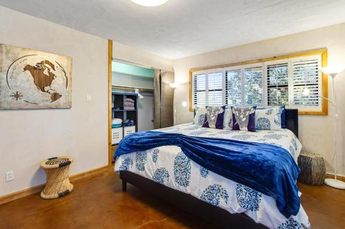 um quarto com uma cama com um cobertor azul e uma janela em The Perch on Sugarloaf Drive em Sedona
