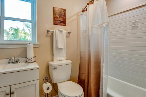 La salle de bains est pourvue d'une douche et de toilettes. dans l'établissement Tuskegee Countryside Retreat on 7 Acres!, à Tuskegee